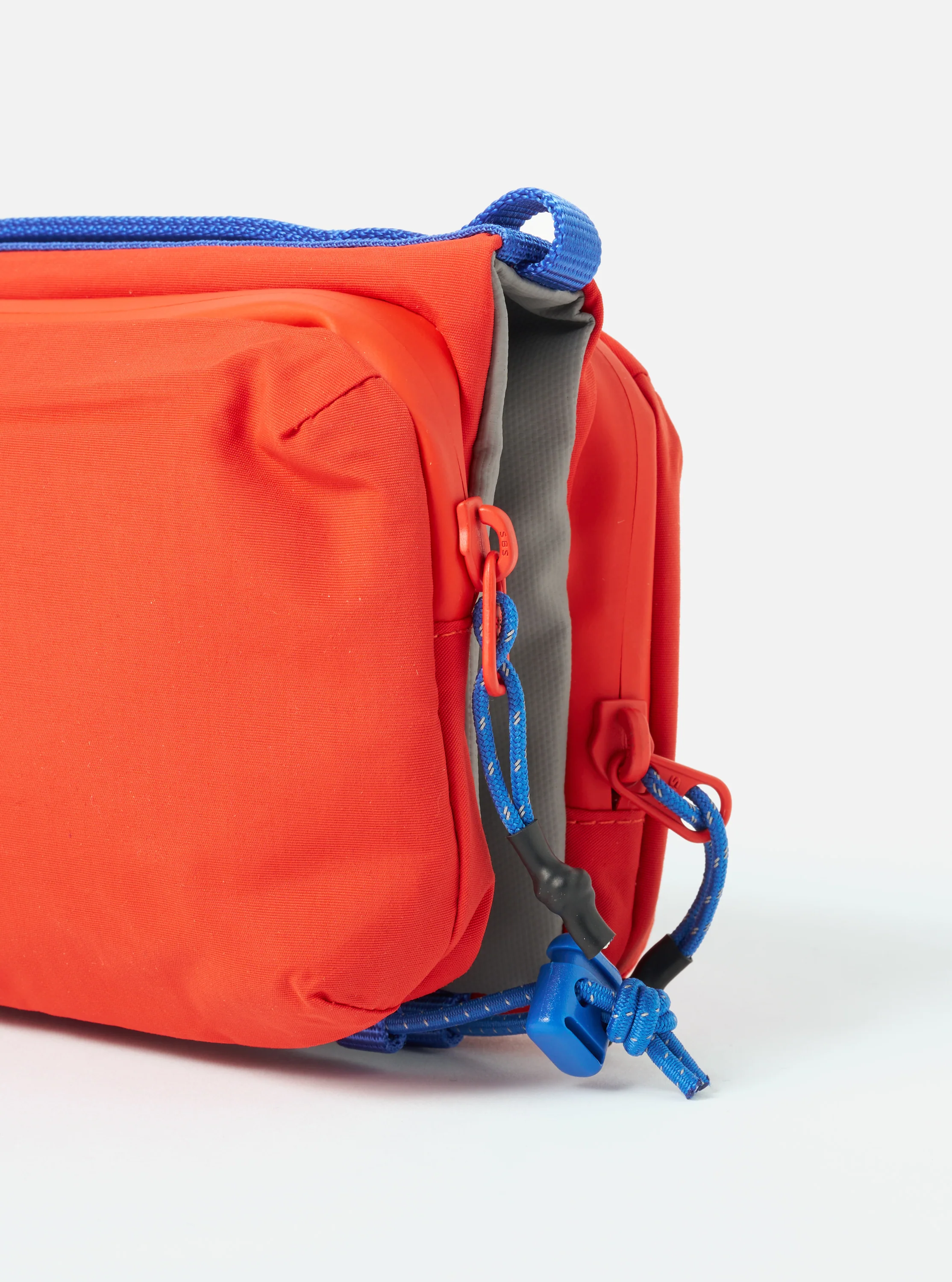 Topologie x Universal Works Red UW Tech Bottle Sacoche Medium - Image 4